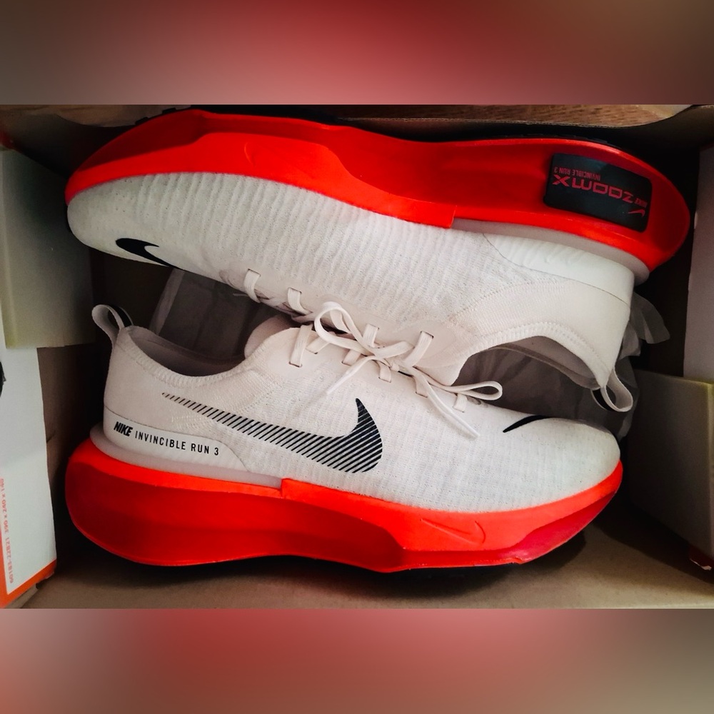Nike Invincible Runs 3, White and Red Sneakers
